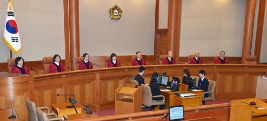 이창수 중앙지검장 등 검사 3인 및 최재해 감사원장에 대한 탄핵심판 선고가 열린 13일 서울 종로구 헌법재판소 심판정에서 재판관들이 자리에 착석해 있다. 연합뉴스